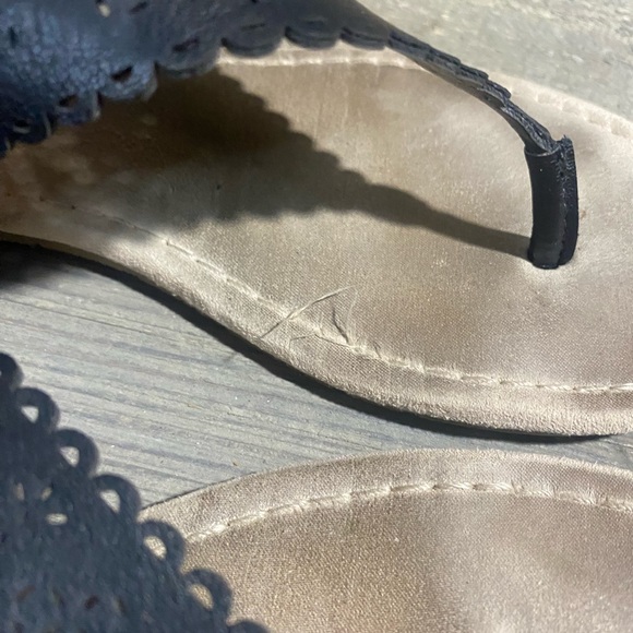 WOMAN’S SIZE 8.5 LC LAUREN CONRAD BLACK SOFT BUCKLED FESTIVAL THONG FLAT SANDALS - Picture 9 of 9